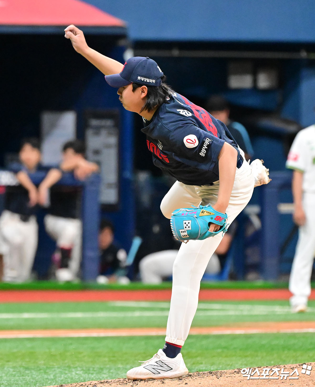 22일 오후 서울 구로구 고척스카이돔에서 열린 '2025 신한 SOL Bank KBO리그' 롯데 자이언츠와 키움 히어로즈의 경기, 6회말 무사 1루 롯데 정철원이 공을 힘차게 던지고 있다. 엑스포츠뉴스 DB