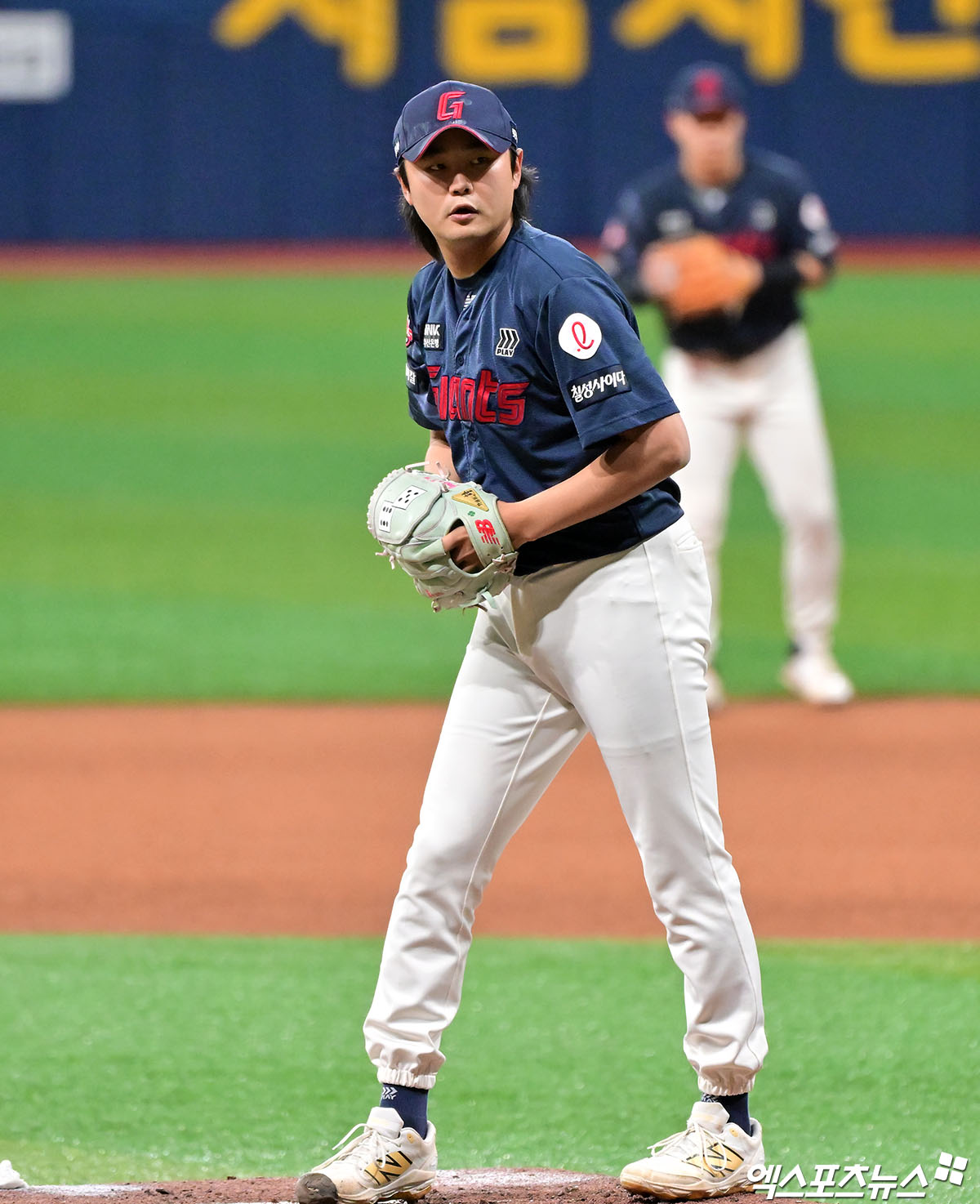 1일 오후 서울 구로구 고척스카이돔에서 열린 '2025 신한 SOL Bank KBO리그' 롯데 자이언츠와 키움 히어로즈의 경기, 8회말 롯데 정철원이 공을 힘차게 던지고 있다. 엑스포츠뉴스 DB