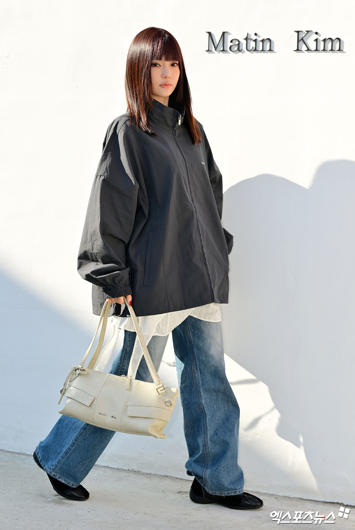 에스파 닝닝이 포즈를 취하고 있다.