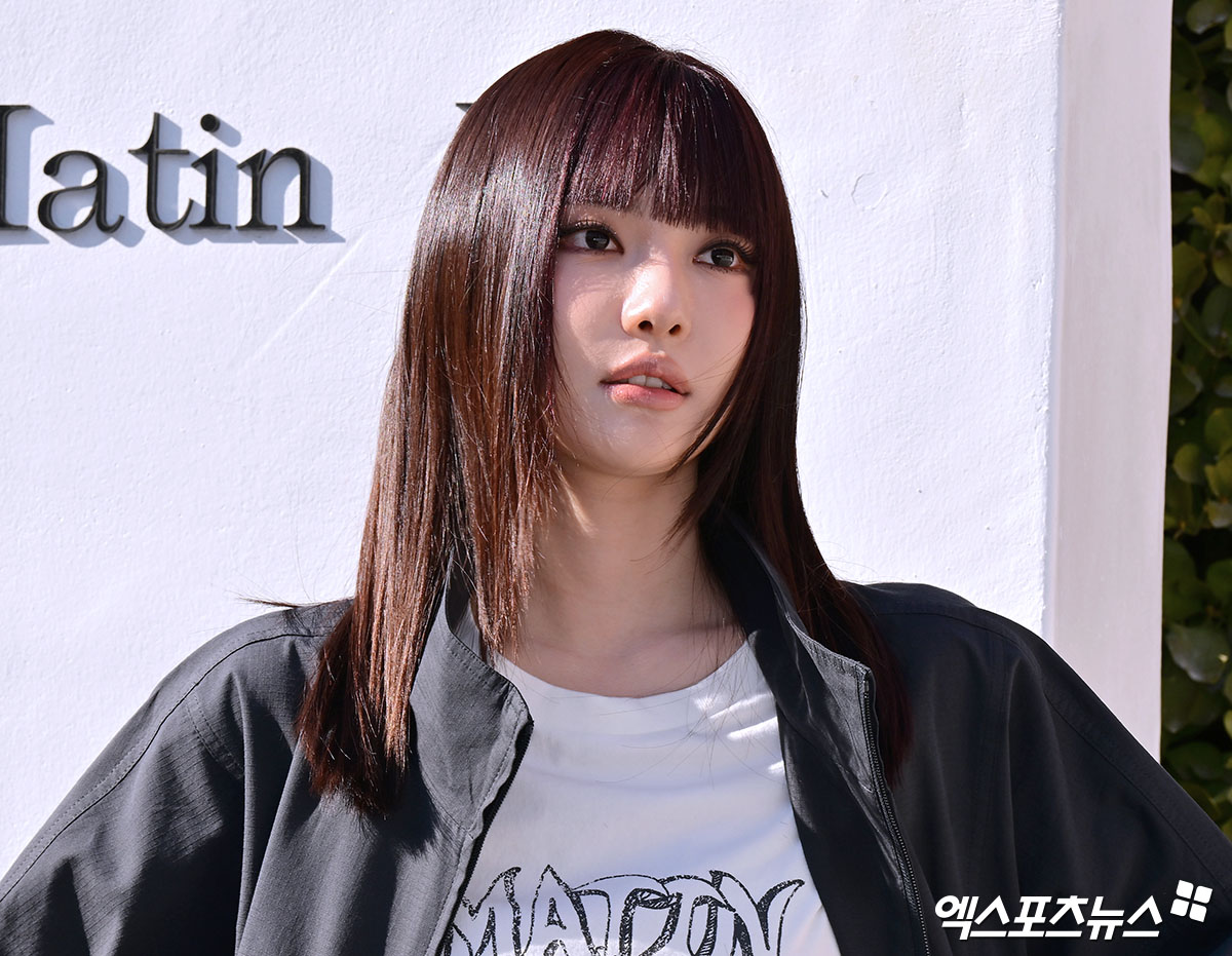 에스파 닝닝이 포즈를 취하고 있다.