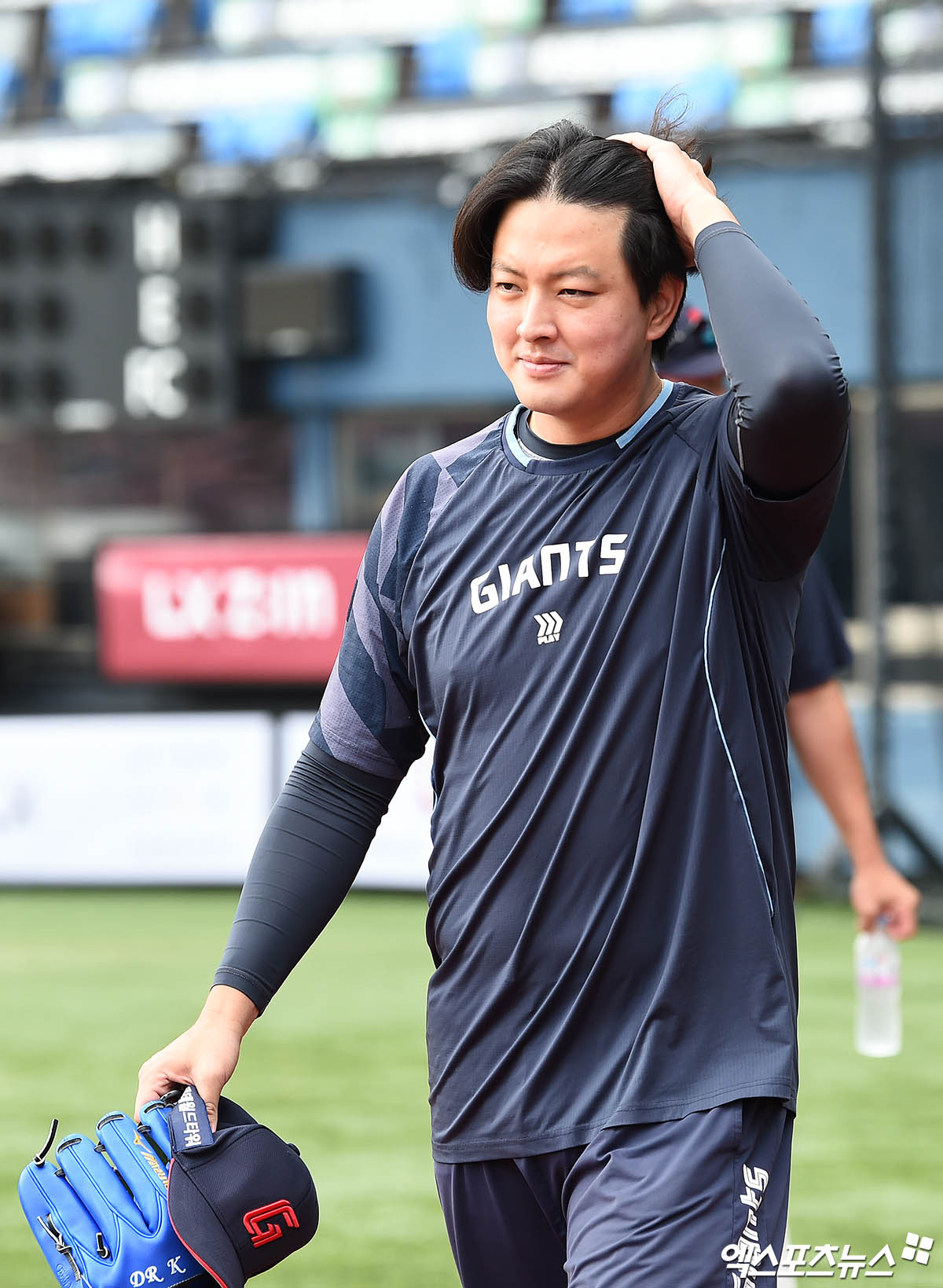 20일 오후 서울 송파구 잠실야구장에서 열리는 '2025 신한 SOL Bank KBO리그' 롯데 자이언츠와 LG 트윈스의 경기에 앞서 롯데 김원중이 훈련에 나서고 있다. 엑스포츠뉴스 DB