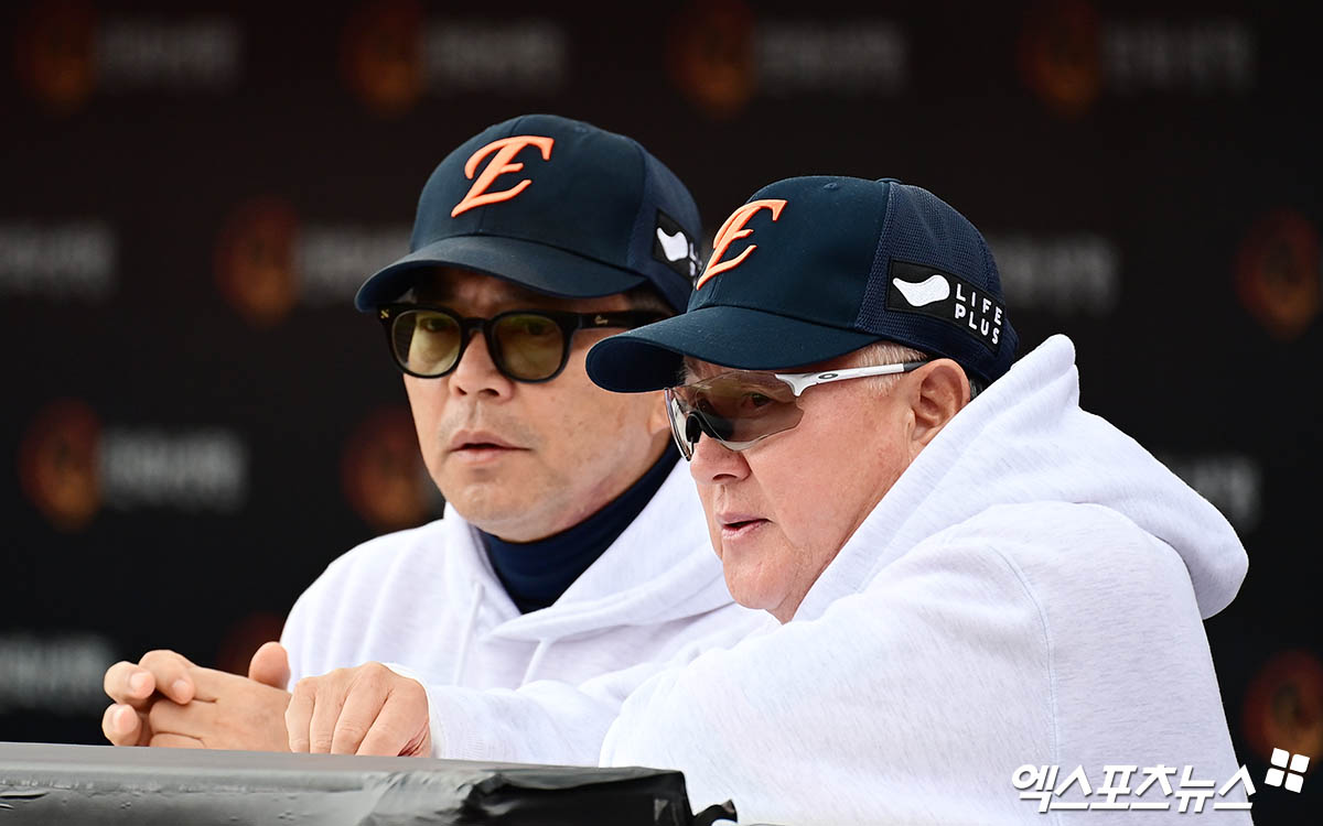 김경문(왼쪽) 한화 이글스 감독과 양상문 1군 메인 투수코치. 지난해 좌완 불펜 필승조로 활약한 김범수의 KIA 타이거즈 FA 이적으로 보상선수 선택을 앞두고 있다. 사진 엑스포츠뉴스 DB
