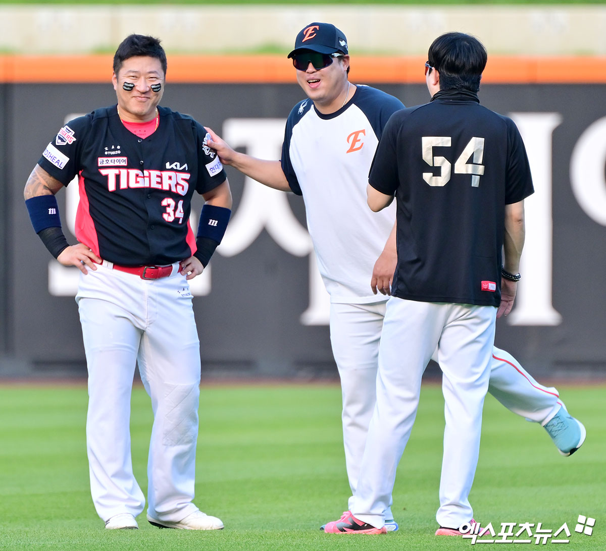 8일 오후 대전 한화생명 볼파크에서 열린 '2025 신한 SOL Bank KBO리그' KIA 타이거즈와 한화 이글스의 경기, 경기 전 한화 류현진이 KIA 최형우 양현종과 대화를 나누고 있다. 엑스포츠뉴스 DB