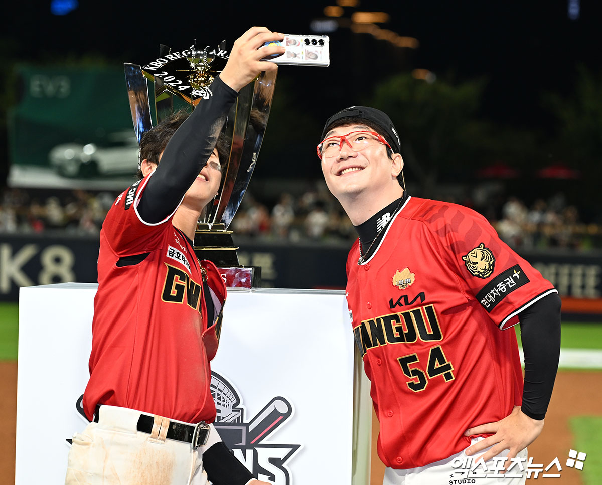 25일 오후 광주기아챔피언스필드에서 열린 '2024 신한 SOL Bank KBO리그' 롯데 자이언츠와 KIA 타이거즈의 경기, 경기종료 후 홈 최종전 감사 인사 및 한국시리즈 출정식이 진행됐다.  출정식에 참석한 KIA 박찬호와 양현종이 기념촬영을 갖고 있다. 엑스포츠뉴스 DB