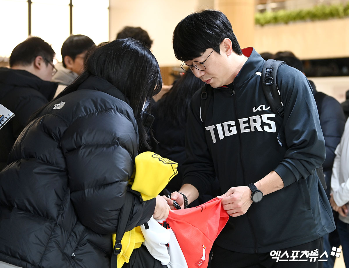 KIA 타이거즈가 23일 오후 일본 아마미오시마에서 진행되는 스프링캠프를 위해 김포국제공항을 통해 일본으로 출국했다.  양현종이 출국장으로 향하고 있다. 엑스포츠뉴스 DB