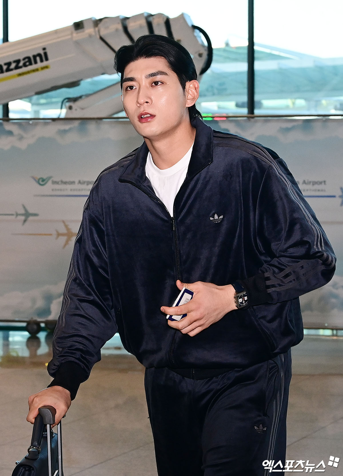 샌프란시스코 자이언츠의 해리슨 베이더 영입이 이정후에게 오히려 긍정적인 변화로 작용할 수 있다는 미국 현지 전망이 나왔다. 메이저리그(MLB) 공식 홈페이지 MLB닷컴은 27일 '샌프란시스코가 외야수 베이더와 계약기간 2년 2050만 달러(약 296억원) 규모의 계약에 합의했다'고 보도했다. 샌프란시스코의 이번 베이더 영입으로 지난해 팀의 풀타임 주전 중견수를 맡았던 이정후의 포지션도 코너 외야로 변경될 전망이다. 복수 현지 매체는 다가오는 시즌 이정후의 우익수 이동을 이미 기정사실로 보고 있다. 현지 매체 '어라운드 더 포그혼'은 '이번 오프시즌 샌프란시스코가 외야 수비를 강화해야 한다는 점은 분명했다. 지난 시즌 이정후와 라모스는 모두 리그에서 최하위권 수준의 수비 지표를 기록했다. 이정후는 2026시즌 우익수로 자리를 옮길 가능성이 크다. 그의 포지션 변경은 충분히 합리적인 선택'이리고 보도했다. 엑스포츠뉴스DB