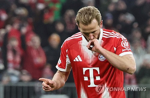 바이에른 뮌헨이 '특급 스트라이커' 해리 케인과의 동행을 장기 프로젝트로 전환하며 사실상 '종신 계약'을 위한 작업에 착수했다. 구단 수뇌부가 직접 협상 사실을 인정하면서 케인의 뮌헨 잔류는 기정사실이 되는 분위기다. 막스 에베를 바이에른 뮌헨 단장은 독일축구연맹(DFL) 신년 리셉션에서 케인의 계약 상황에 대한 질문에 협상 사실을 공식화했다. 연합뉴스