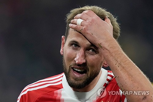 바이에른 뮌헨이 '특급 스트라이커' 해리 케인과의 동행을 장기 프로젝트로 전환하며 사실상 '종신 계약'을 위한 작업에 착수했다. 구단 수뇌부가 직접 협상 사실을 인정하면서 케인의 뮌헨 잔류는 기정사실이 되는 분위기다. 막스 에베를 바이에른 뮌헨 단장은 독일축구연맹(DFL) 신년 리셉션에서 케인의 계약 상황에 대한 질문에 협상 사실을 공식화했다. 연합뉴스