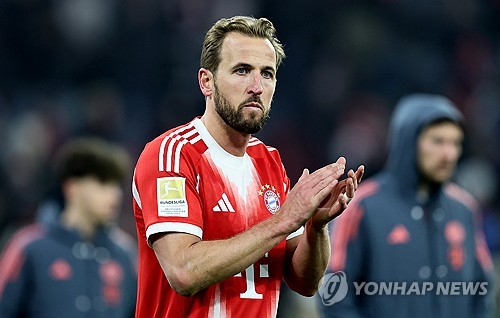 바이에른 뮌헨이 '특급 스트라이커' 해리 케인과의 동행을 장기 프로젝트로 전환하며 사실상 '종신 계약'을 위한 작업에 착수했다. 구단 수뇌부가 직접 협상 사실을 인정하면서 케인의 뮌헨 잔류는 기정사실이 되는 분위기다. 막스 에베를 바이에른 뮌헨 단장은 독일축구연맹(DFL) 신년 리셉션에서 케인의 계약 상황에 대한 질문에 협상 사실을 공식화했다. 연합뉴스