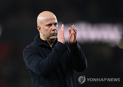 레알 마드리드 지휘봉을 내려놓은 사비 알론소 감독이 '친정팀' 리버풀로 복귀할 가능성이 제기됐다. 아르네 슬롯 현 리버풀 감독의 입지가 흔들리는 가운데, 리버풀이 차기 사령탑으로 알론소에게 접근했다는 소식이 전해졌다. 연합뉴스