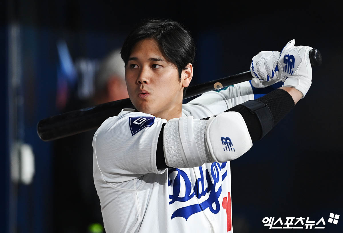 LA 다저스 오타니 쇼헤이의 2026 월드베이스볼클래식(WBC) 투수 등판을 두고 미국 현지 전문가들의 찬반이 엇갈렸다. 미국 현지 팟캐스트 채널 '파울 테리토리(Foul Territory)'에 출연한 전 메이저리거 에릭 크래츠는 오타니의 지난 부상이 2023 WBC 참전의 후유증이라고 주장했다. 반면 '디 애슬레틱'의 켄 로젠탈 기자는 오타니의 WBC 등판을 억지로 막아선 안 된다는 견해을 밝혔다. 엑스포츠뉴스 DB