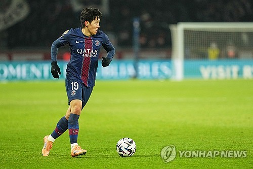 손흥민을 떠나보낸 토트넘 홋스퍼가 그 빈자리를 메우기 위해 파리 생제르맹(PSG)의 이강인에게 눈독을 들였으나 현실성 없는 임대 제안으로 빈축을 사고 있다. 보도에 따르면 토트넘은 이번 겨울 이적시장에서 공격진 보강을 위해 케난 일디즈, 아데몰라 루크먼, 사비뉴 등과 함께 이강인을 검토했다. 문제는 방식이었다. 토트넘은 완전 이적이 아닌 '임대' 가능성을 중심으로 PSG에 접근한 것으로 알려졌다. 연합뉴스