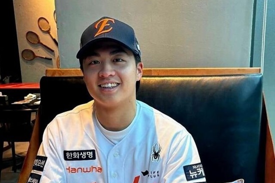 한화 이글스 아시아쿼터 투수 왕옌청이 스프링캠프에서 첫 불펜 피칭을 소화했다. 이날 불펜 피칭을 마친 왕옌청은 '컨디션은 너무 좋고, 몸도 잘 적응하고 있다. 가장 신경 쓴 건 어깨 컨디션이었다. 70~80구 정도 던졌을 때도 타자를 상대로 강한 공을 던질 수 있는지를 봤고, 투구폼을 얼마나 일관되게 유지하며 던지는지도 신경 썼다'며 '점수를 매기자면 60점이다. 아직 훨씬 더 잘할 수 있기 때문'이라고 자신의 투구를 총평했다. 한화 이글스