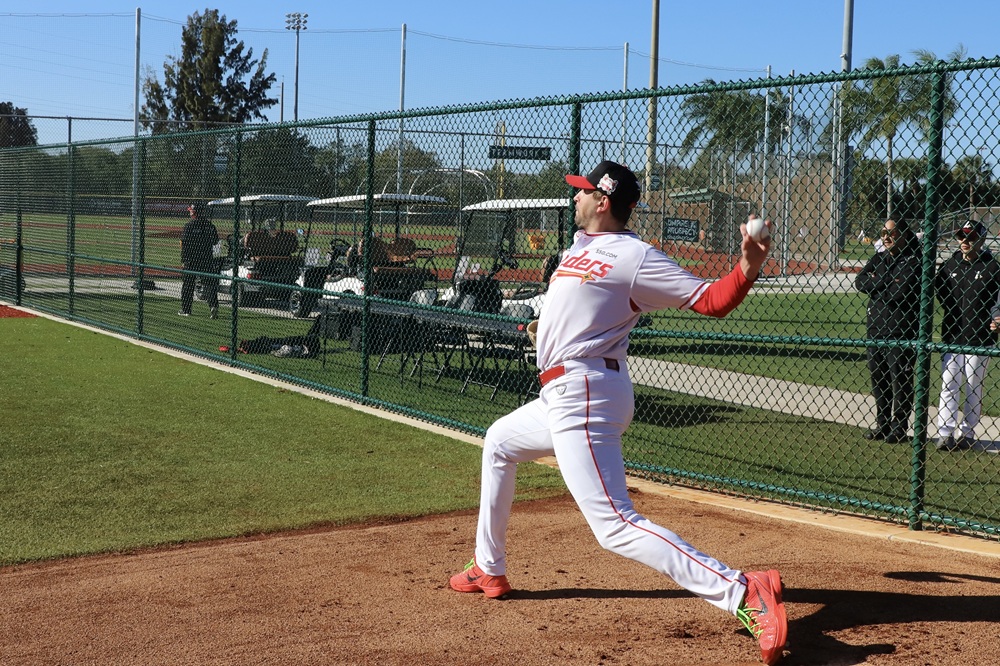 SSG 랜더스 새 외국인 투수 앤서니 베니지아노가 미국 플로리다 베로비치 캠프에서 시즌 첫 불펜 피칭을 실시했다. 사진 SSG 랜더스 제공