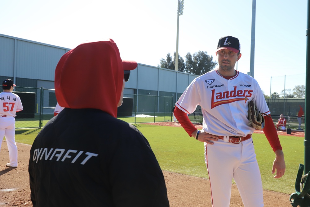 SSG 랜더스 새 외국인 투수 앤서니 베니지아노가 미국 플로리다 베로비치 캠프에서 시즌 첫 불펜 피칭을 실시했다. 사진 SSG 랜더스 제공