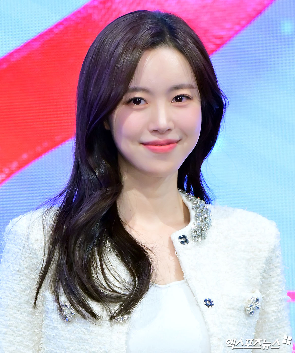 진세연이 포즈를 취하고 있다.