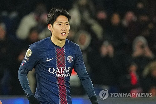 토트넘이 올 겨울 이적시장에서 이강인을 임대 영입하기 위해 파리 생제르맹(PSG)에 문의했으나, 단칼에 거절당한 것으로 알려졌다. 이강인의 전술적 효용 가치를 높게 평가한 루이스 엔리케 감독이 직접 이강인의 이적을 막았다는 후문이다. 영국의 축구 기자인 그레이엄 베일리는 지난 26일 영국 매체 '팀토크'를 통해 '토트넘 홋스퍼가 이달 PSG에 이강인 영입을 문의했으나 거절당했다'고 보도했다. 베일리는 '토트넘은 왼쪽 측면 혹은 전방 어디에서든 뛸 수 있는 다재다능한 공격수를 적극적으로 물색 중이었다. 토트넘의 영입 부서는 케난 일디즈, 호드리구, 아데몰라 루크먼, 사비뉴 등 유명한 선수들을 폭넓게 검토 중'이라고 설명했다. 그러면서 '토트넘이 PSG의 핵심 공격수 중 한 명인 이강인에게 영입을 제안했다는 사실을 이제야 밝힐 수 있다'며 토트넘이 언급된 선수들 외에도 이강인에게 관심을 보였고, 이강인을 영입하기 위해 움직였다고 전했다. 연합뉴스