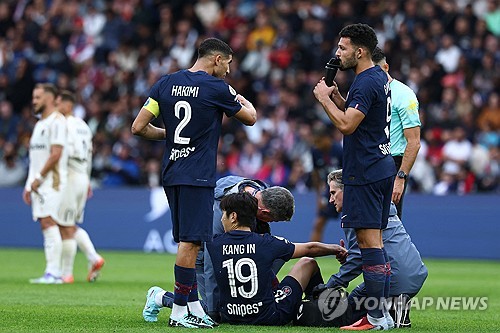 토트넘이 올 겨울 이적시장에서 이강인을 임대 영입하기 위해 파리 생제르맹(PSG)에 문의했으나, 단칼에 거절당한 것으로 알려졌다. 이강인의 전술적 효용 가치를 높게 평가한 루이스 엔리케 감독이 직접 이강인의 이적을 막았다는 후문이다. 영국의 축구 기자인 그레이엄 베일리는 지난 26일 영국 매체 '팀토크'를 통해 '토트넘 홋스퍼가 이달 PSG에 이강인 영입을 문의했으나 거절당했다'고 보도했다. 베일리는 '토트넘은 왼쪽 측면 혹은 전방 어디에서든 뛸 수 있는 다재다능한 공격수를 적극적으로 물색 중이었다. 토트넘의 영입 부서는 케난 일디즈, 호드리구, 아데몰라 루크먼, 사비뉴 등 유명한 선수들을 폭넓게 검토 중'이라고 설명했다. 그러면서 '토트넘이 PSG의 핵심 공격수 중 한 명인 이강인에게 영입을 제안했다는 사실을 이제야 밝힐 수 있다'며 토트넘이 언급된 선수들 외에도 이강인에게 관심을 보였고, 이강인을 영입하기 위해 움직였다고 전했다. 연합뉴스