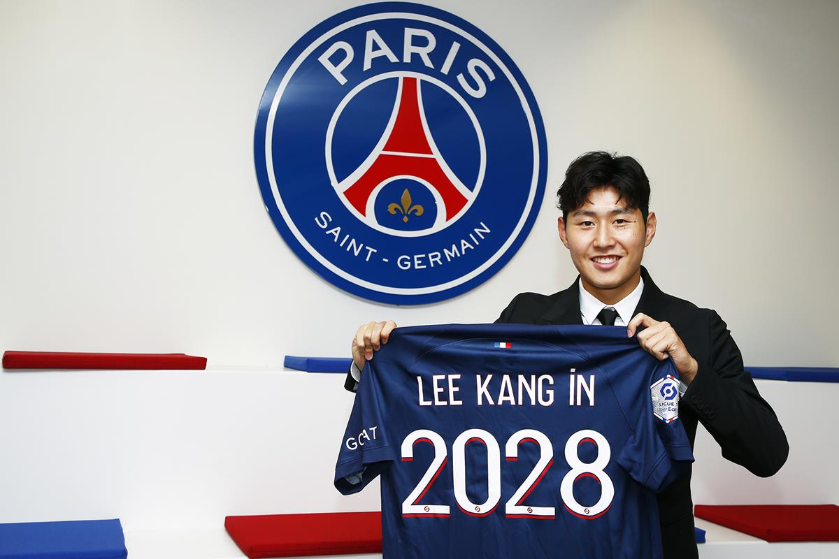 토트넘이 올 겨울 이적시장에서 이강인을 임대 영입하기 위해 파리 생제르맹(PSG)에 문의했으나, 단칼에 거절당한 것으로 알려졌다. 이강인의 전술적 효용 가치를 높게 평가한 루이스 엔리케 감독이 직접 이강인의 이적을 막았다는 후문이다. 영국의 축구 기자인 그레이엄 베일리는 지난 26일 영국 매체 '팀토크'를 통해 '토트넘 홋스퍼가 이달 PSG에 이강인 영입을 문의했으나 거절당했다'고 보도했다. 베일리는 '토트넘은 왼쪽 측면 혹은 전방 어디에서든 뛸 수 있는 다재다능한 공격수를 적극적으로 물색 중이었다. 토트넘의 영입 부서는 케난 일디즈, 호드리구, 아데몰라 루크먼, 사비뉴 등 유명한 선수들을 폭넓게 검토 중'이라고 설명했다. 그러면서 '토트넘이 PSG의 핵심 공격수 중 한 명인 이강인에게 영입을 제안했다는 사실을 이제야 밝힐 수 있다'며 토트넘이 언급된 선수들 외에도 이강인에게 관심을 보였고, 이강인을 영입하기 위해 움직였다고 전했다. PSG