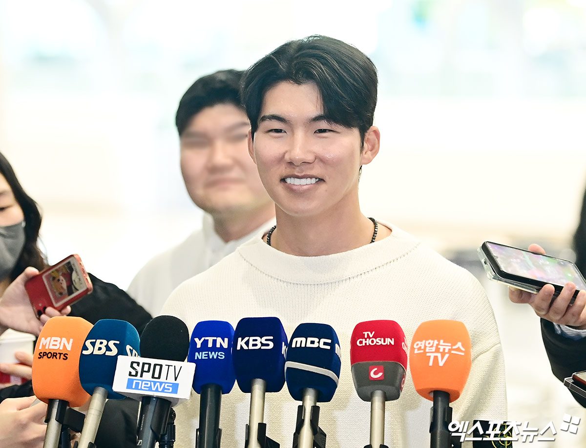 LA 다저스 소식을 전문적으로 다루는 미국 매체 '다저스 웨이'가 2026시즌 다저스 주전 2루수 경쟁에서 김혜성이 앞설 수 있다는 관측을 내놨다. 사진 엑스포츠뉴스 DB