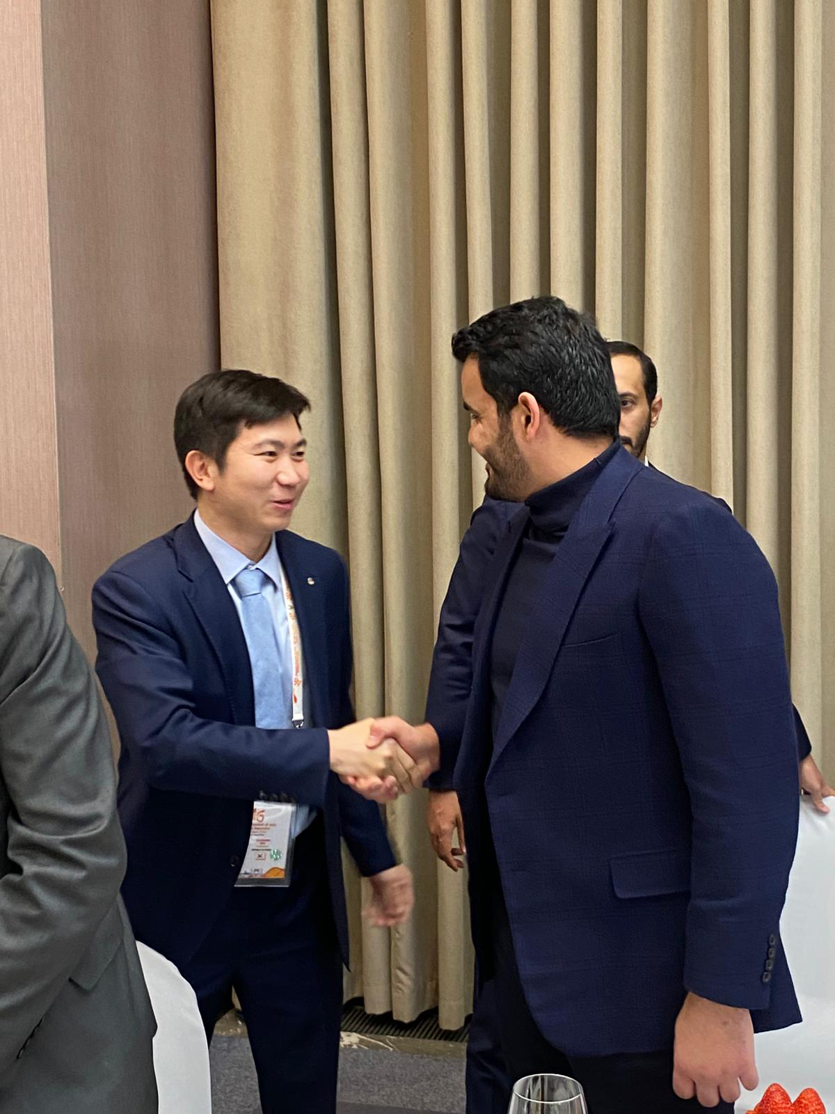 유승민(왼쪽) 대한체육회장이 지난 26일 우즈베키스탄 힐튼 타슈켄트 시티 호텔에서 열린 제46차 아시아올림픽평의회(OCA)에 참석, 셰이크 요한 빈 하마드 알 타니 신임 OCA 회장과 면담을 진행했다. 사진 대한체육회 제공