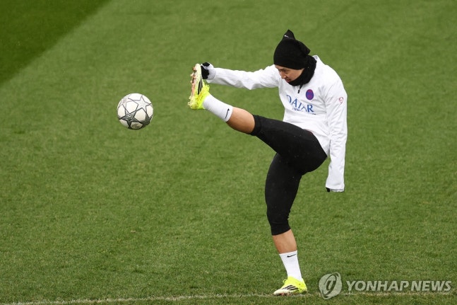 허벅지 부상으로 전열에서 이탈했던 이강인이 팀 훈련에는 복귀했으나, 다가오는 유럽축구연맹(UEFA) 챔피언스리그 경기에는 결장한다. 파리 생제르맹(PSG)은 28일(한국시간) 구단 홈페이지를 통해 29일 오전 5시 프랑스 파리의 파르크 데 프랭스에서 열리는 뉴캐슬 유나이티드(잉글랜드)와의 2025-2026시즌 UEFA 챔피언스리그 페이즈 8차전에 나설 소집 명단 20명을 발표했다. 이강인의 이름은 이번 명단에 포함되지 않았다. 연합뉴스