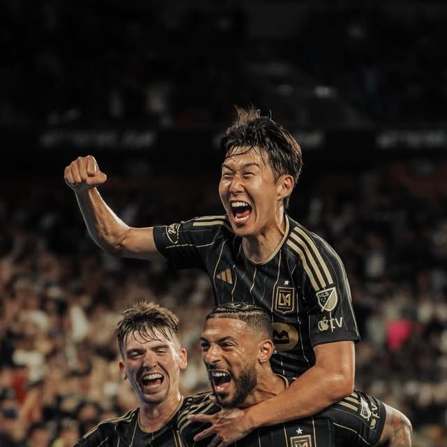 미국 메이저리그사커(MLS) LAFC의 '흥부 듀오' 손흥민과 드니 부앙가를 향한 전 세계의 관심이 뜨겁다. 지난 시즌 후반기 짧게 호흡을 맞췄음에도 폭발적인 시너지를 증명했던 두 선수가 2026시즌 본격적인 동행을 예고하며 리그 판도를 뒤흔들 준비를 마쳤다. 스페인 마르카는 손흥민 합류 후 LAFC는 리그에서 가장 무서운 팀이 됐고, '흥부 듀오'는 또 한 번의 블록버스터급 활약을 예고하고 있다고 평가했다. SNS
