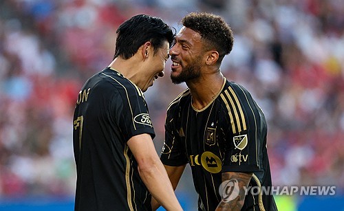 미국 메이저리그사커(MLS) LAFC의 '흥부 듀오' 손흥민과 드니 부앙가를 향한 전 세계의 관심이 뜨겁다. 지난 시즌 후반기 짧게 호흡을 맞췄음에도 폭발적인 시너지를 증명했던 두 선수가 2026시즌 본격적인 동행을 예고하며 리그 판도를 뒤흔들 준비를 마쳤다. 스페인 마르카는 손흥민 합류 후 LAFC는 리그에서 가장 무서운 팀이 됐고, '흥부 듀오'는 또 한 번의 블록버스터급 활약을 예고하고 있다고 평가했다. 연합뉴스