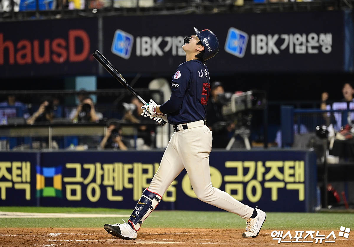 20일 오후 서울 송파구 잠실야구장에서 열린 '2025 신한 SOL Bank KBO리그' 롯데 자이언츠와 LG 트윈스의 경기, 8회초 2사 2루 롯데 나승엽이 헛스윙 삼진 아웃으로 물러나며 크게 아쉬워하고 있다. 엑스포츠뉴스 DB