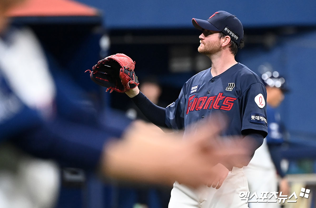 13일 오후 서울 구로구 고척스카이돔에서 열린 '2024 신한 SOL Bank KBO리그' 롯데 자이언츠와 키움 히어로즈의 경기, 3회말 2사 만루 롯데 선발투수 반즈가 키움 이원석에게 밀어내기 볼넷을 허용한 후 아쉬워하고 있다. 엑스포츠뉴스 DB