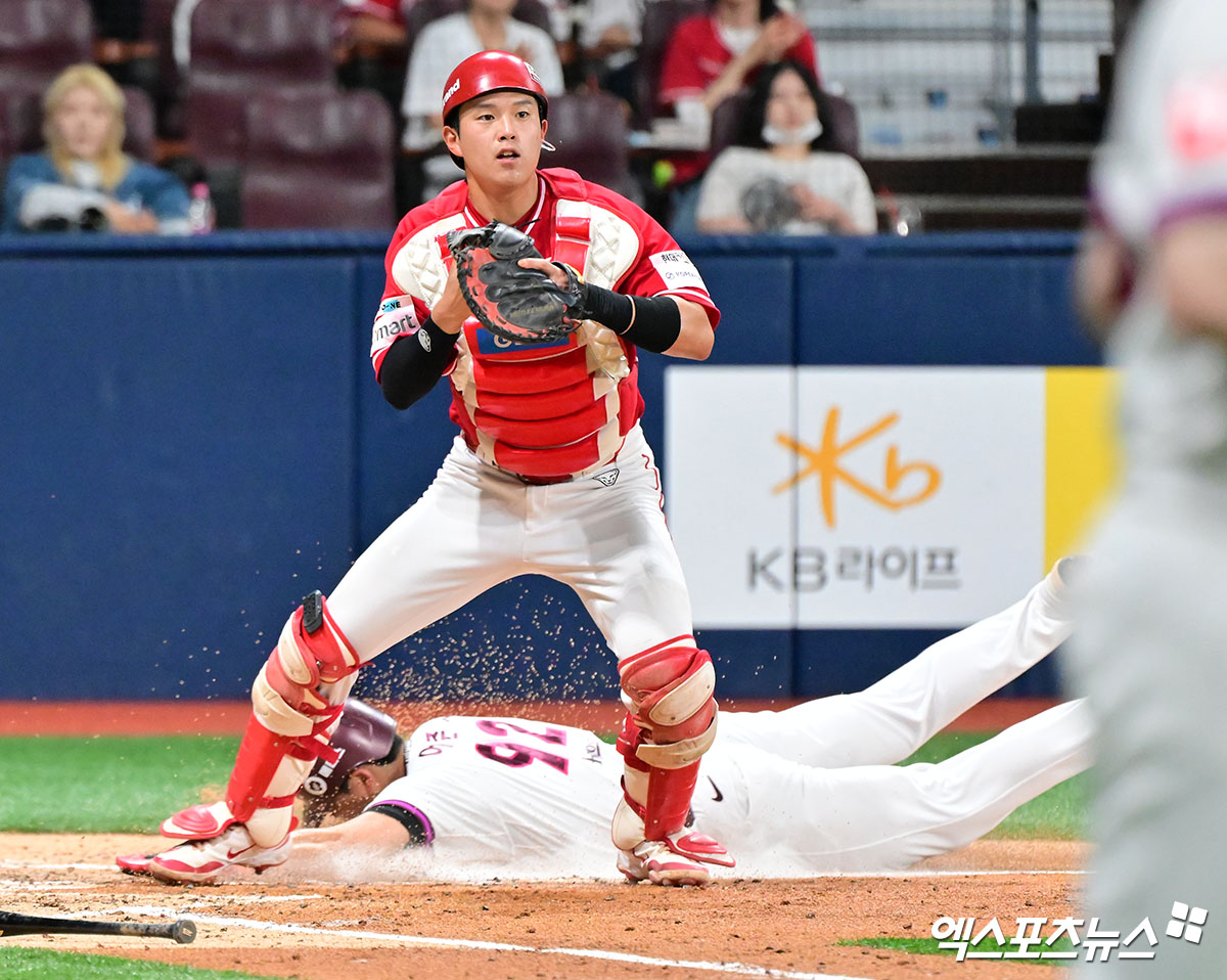 19일 오후 서울 구로구 고척스카이돔에서 열린 '2025 신한 SOL Bank KBO리그' SSG 랜더스와 키움 히어로즈의 경기, 2회말 1사 만루 SSG 조형우가 키움 최주환의 내야땅볼때 어준서를 포스아웃 시키고 있다. 엑스포츠뉴스 DB