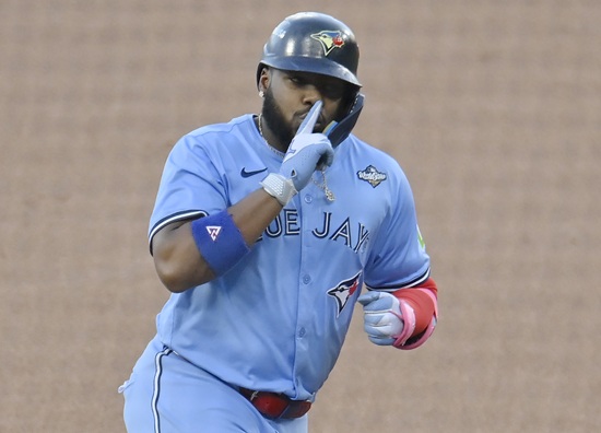 미국 메이저리그(MLB) 토론토 블루제이스의 핵심 야수 블라디미르 게레로 주니어가 2026 월드베이스볼클래식(WBC) 출전을 확정했다. 지난 2023 WBC 도미니카공화국 대표팀에 발탁됐지만, MLB 시범경기를 치르다가 무릎 부상을 당하면서 대회에 참가하지 못했다. 연합뉴스