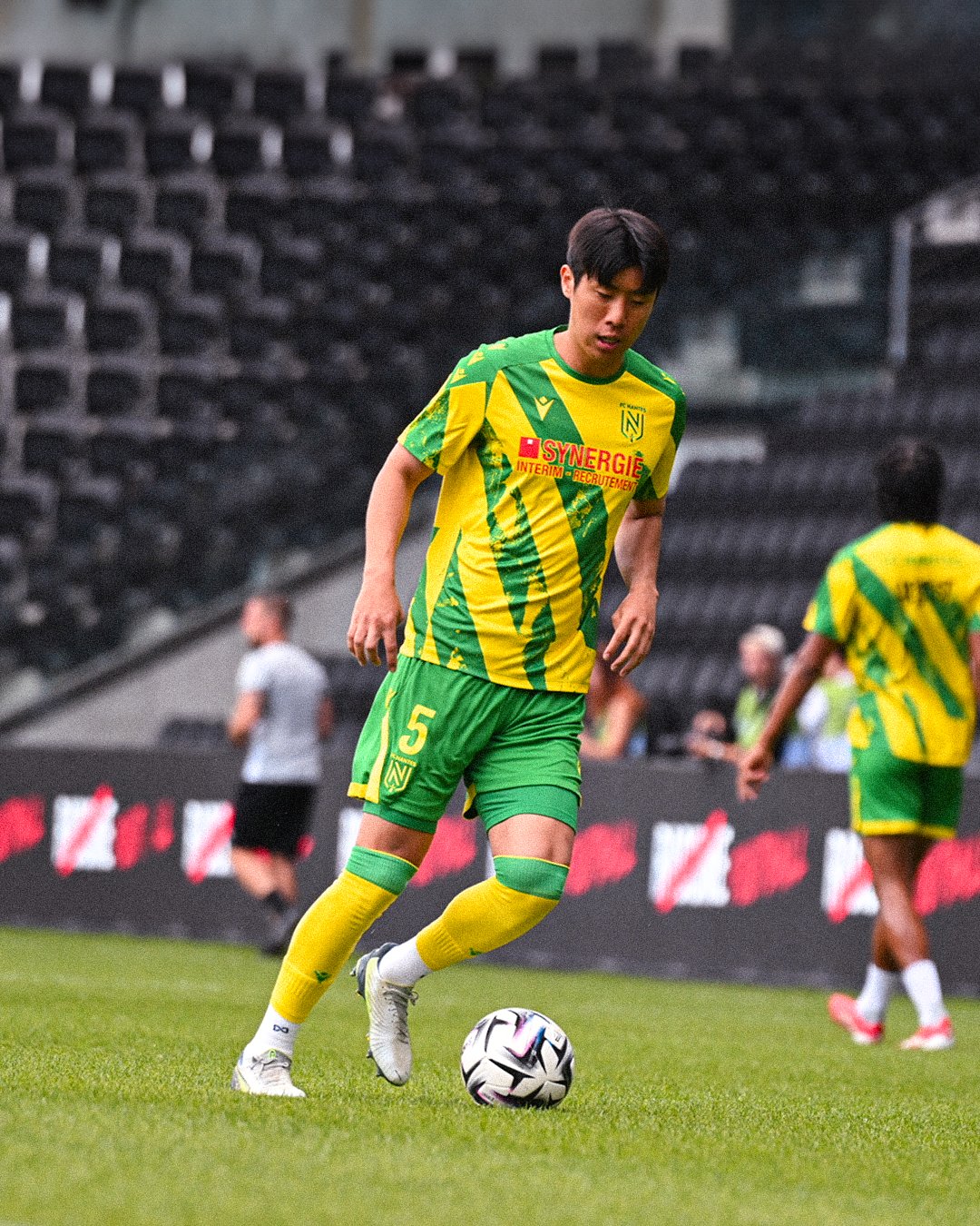 '스카이스포츠 독일'은 31일(한국시간) 권혁규가 독일 2부 팀 카를스루에로 완전이적한다고 보도했다. 권혁규는 2026 북중미 월드컵(캐나다-미국-멕시코 공동 개최) 출전을 위해 뛸 곳을 찾아 연봉 삭감까지 감수하는 선택을 했다. 낭트