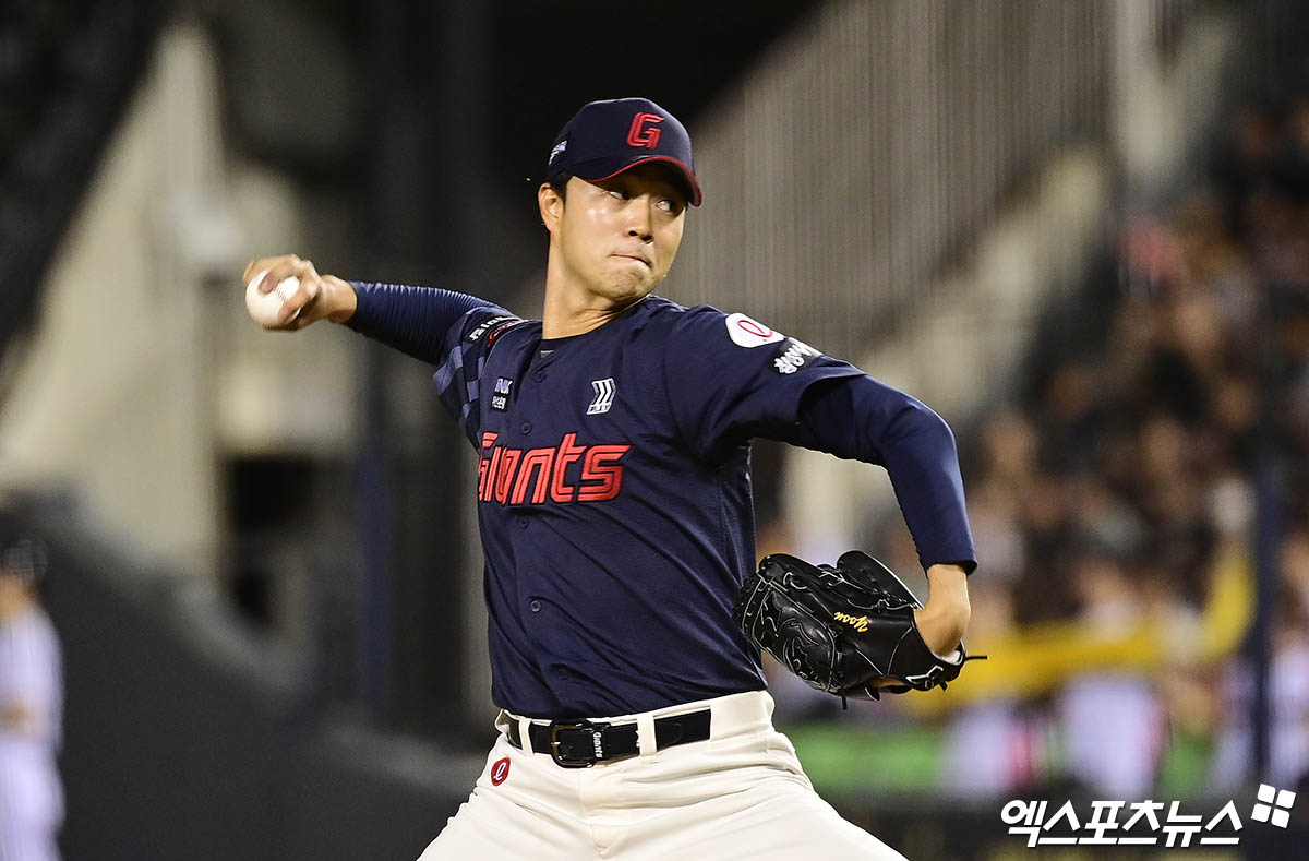 20일 오후 서울 송파구 잠실야구장에서 열린 '2025 신한 SOL Bank KBO리그' 롯데 자이언츠와 LG 트윈스의 경기, 8회말 2사 롯데 윤성빈이 역투하고 있다. 엑스포츠뉴스 DB