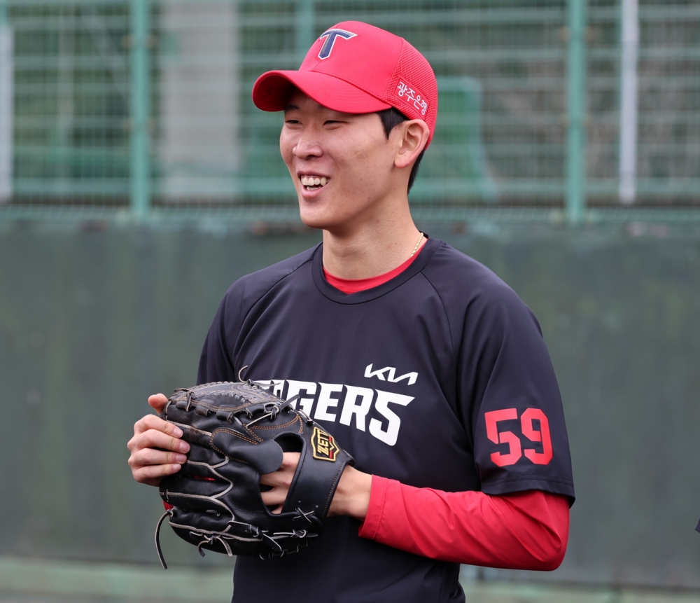 한화 구단은 29일 KIA 타이거즈로 FA(자유 계약) 이적한 좌완 김범수의 보상선수로 우완 양수호를 지명했다. 양수호는 지난해 공주고를 졸업하고 KIA에 입단, 프로 데뷔 2년차를 맞이하자마자 유니폼을 갈아입게 됐다. 한화 구단이 FA 보상선수를 지명하기는 15년 만이다. 2009시즌 종료 후 일본 소프트뱅크로 진출했던 이범호(현 KIA 감독)가 1년 만에 KBO 복귀 과정에서 KIA를 선택했고, 한화는 1년 전 트레이드로 KIA로 이적했던 안영명을 보상선수로 지명한 적이 있었다. 안영명 지명은 결과적으로 성공적이었는데, 이번 양수호는 어떨지 향후 주목받을 전망이다. KIA 타이거즈