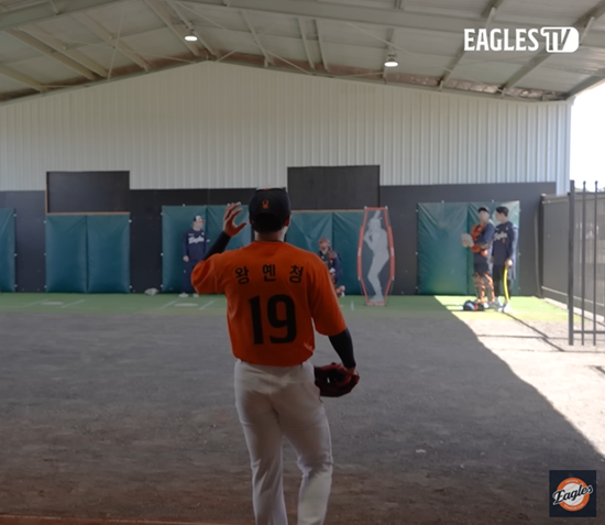 한화 이글스 아시아쿼터 투수 왕옌청이 스프링캠프에서 첫 불펜 피칭을 소화했다. 이날 불펜 피칭을 마친 왕옌청은 '컨디션은 너무 좋고, 몸도 잘 적응하고 있다. 가장 신경 쓴 건 어깨 컨디션이었다. 70~80구 정도 던졌을 때도 타자를 상대로 강한 공을 던질 수 있는지를 봤고, 투구폼을 얼마나 일관되게 유지하며 던지는지도 신경 썼다'며 '점수를 매기자면 60점이다. 아직 훨씬 더 잘할 수 있기 때문'이라고 자신의 투구를 총평했다. 이글스TV