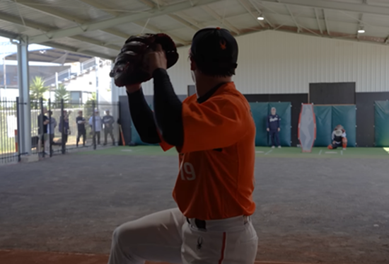 한화 이글스 아시아쿼터 투수 왕옌청이 스프링캠프에서 첫 불펜 피칭을 소화했다. 이날 불펜 피칭을 마친 왕옌청은 '컨디션은 너무 좋고, 몸도 잘 적응하고 있다. 가장 신경 쓴 건 어깨 컨디션이었다. 70~80구 정도 던졌을 때도 타자를 상대로 강한 공을 던질 수 있는지를 봤고, 투구폼을 얼마나 일관되게 유지하며 던지는지도 신경 썼다'며 '점수를 매기자면 60점이다. 아직 훨씬 더 잘할 수 있기 때문'이라고 자신의 투구를 총평했다. 이글스TV