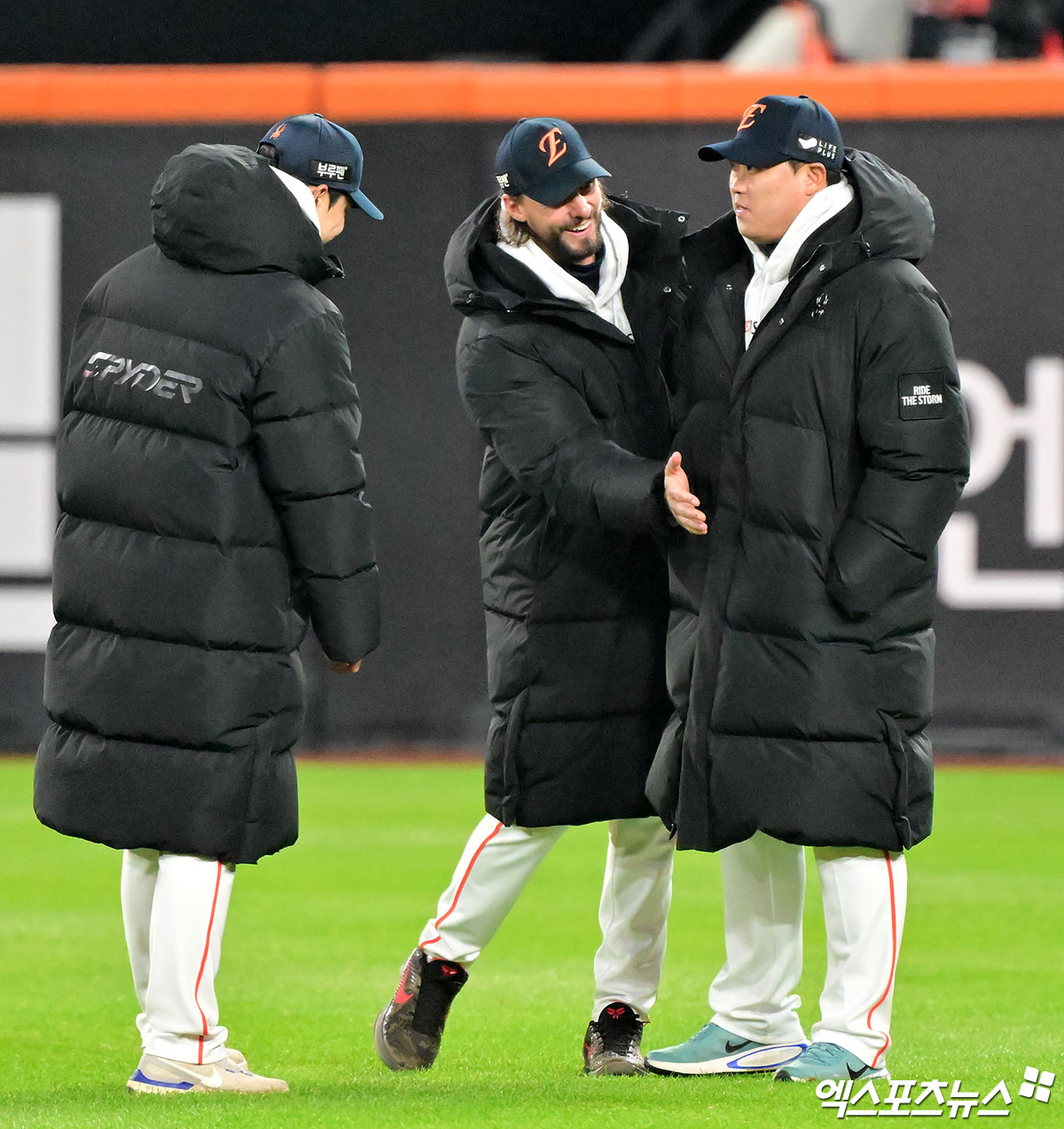 휴스턴 애스트로스 라이언 와이스가 현지 매체 '휴스턴 크로니클'과의 인터뷰에서 자신에게 가장 큰 영향을 준 인물로 한화 이글스 전 동료 류현진의 이름을 언급했다. 와이스는 '류현진을 매일 관찰하며 배운 디테일들이 정말 큰 도움이 됐다. 그는 시속 100마일을 던지는 투수가 아니다. 여러 구종으로, 여러 카운트에서 스트라이크 존을 공략하는 방식이 인상적이었다. 매주 그걸 지켜볼 수 있었던 게 컸다'고 말했다. 엑스포츠뉴스 DB