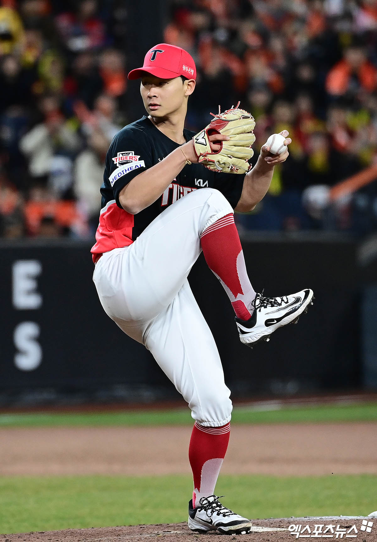 28일 오후 대전한화생명볼파크에서 열린 '2025 신한 SOL Bank KBO리그' 한화 이글스와 KIA 타이거즈의 경기, 7회말 2사 1,2루 KIA 곽도규가 역투하고 있다. 엑스포츠뉴스 DB