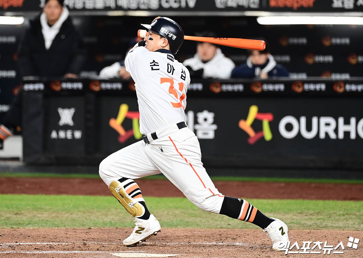 최근 야구계에선 친정팀인 롯데 자이언츠와 함께 지명타자 자리를 차지하던 최형우가 이탈한 KIA 타이거즈가 손아섭의 차기 행선지로 주목받기도 했지만 두 팀 모두 손아섭 영입과 관련해 확실히 선을 그은 것으로 확인됐다. 롯데의 경우 올겨울 외부 FA 시장 문을 닫고 내부 육성에 집중하기로 일찌감치 결정했다. KIA도 지명타자 자리에 나성범과 김선빈을 번갈아 가면서 쓰는 계획이 이미 잡혔다. 스프링캠프 출국 전 김범수와 홍건희 등 불펜 투수 영입에 집중하면서 외부 보강 움직임은 끝났다. 앞서 한화 관계자는 '그동안 선수 측이 요청해 여러 차례 사인 앤드 트레이드 보상금을 많이 낮췄으나 다른 팀들이 모두 스프링캠프를 떠난 상황'이라고 했다. 엑스포츠뉴스DB