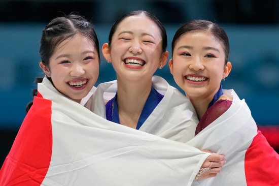 지난 23일 중국 베이징에서 열린 국제빙상경기연맹(ISU) 피겨 4대륙선수권대회 여자 싱글 시상식에서 1~3위를 차지한 일본 선수들이 웃고 있다. 이 중 나카이 아미(왼쪽)와 치바 모네(오른쪽)은 2026 동계올림픽에 출전한다. 연합뉴스