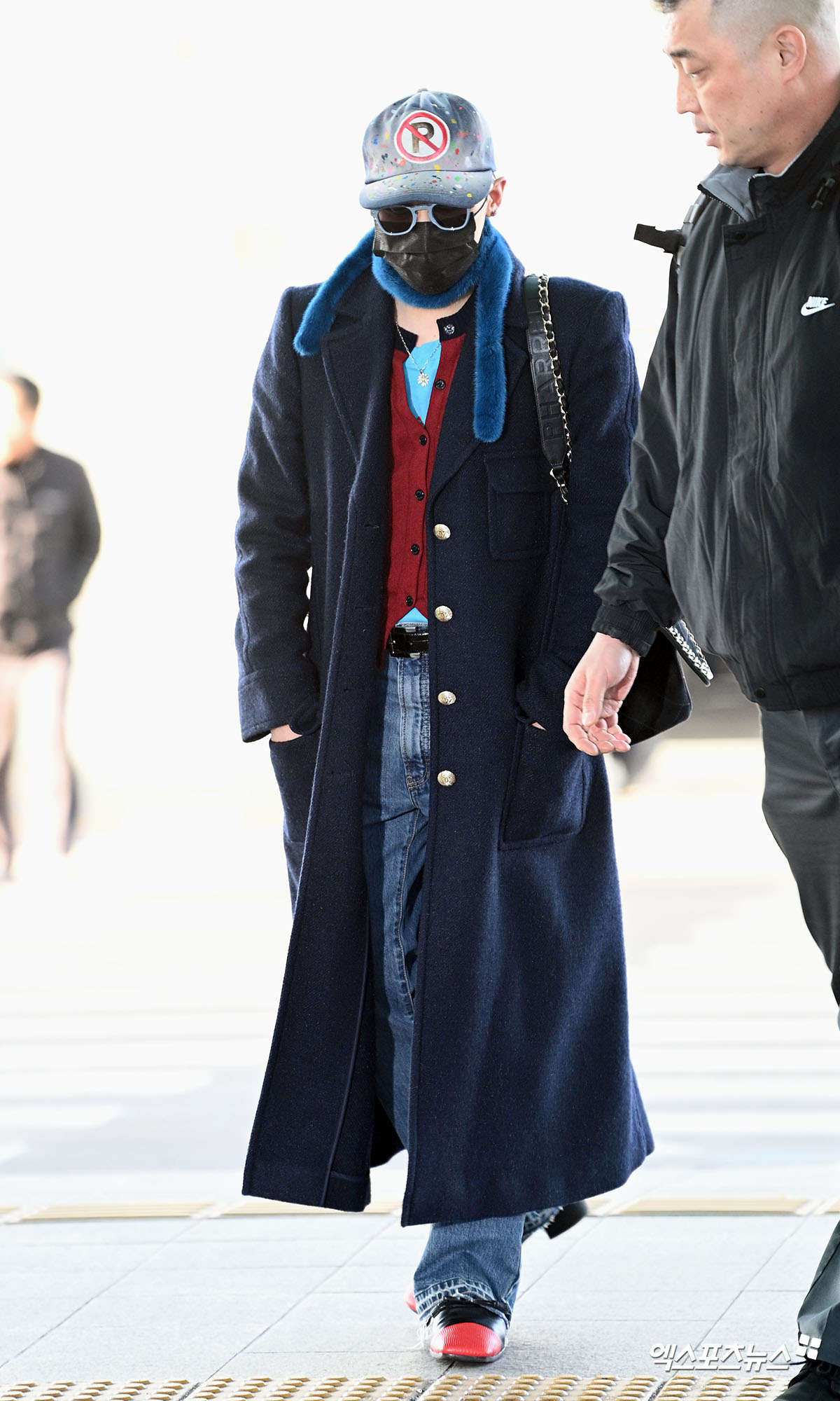 롱코트 휘날리며 공항 런웨이