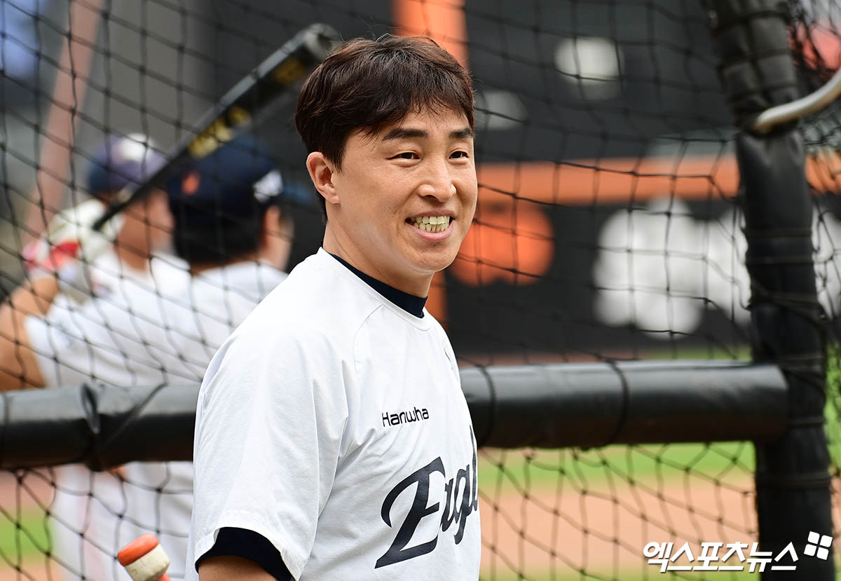 최근 야구계에선 친정팀인 롯데 자이언츠와 함께 지명타자 자리를 차지하던 최형우가 이탈한 KIA 타이거즈가 손아섭의 차기 행선지로 주목받기도 했지만 두 팀 모두 손아섭 영입과 관련해 확실히 선을 그은 것으로 확인됐다. 롯데의 경우 올겨울 외부 FA 시장 문을 닫고 내부 육성에 집중하기로 일찌감치 결정했다. KIA도 지명타자 자리에 나성범과 김선빈을 번갈아 가면서 쓰는 계획이 이미 잡혔다. 스프링캠프 출국 전 김범수와 홍건희 등 불펜 투수 영입에 집중하면서 외부 보강 움직임은 끝났다. 앞서 한화 관계자는 '그동안 선수 측이 요청해 여러 차례 사인 앤드 트레이드 보상금을 많이 낮췄으나 다른 팀들이 모두 스프링캠프를 떠난 상황'이라고 했다. 엑스포츠뉴스DB