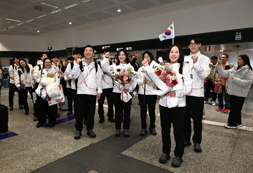 2026 밀라노-코르티나담페초 동계 올림픽에 출전하는 대한민국 선수단 본진이 31일(한국시간) 이탈리아 밀라노에 도착해 기념촬영을 진행했다. 사진 대한체육회