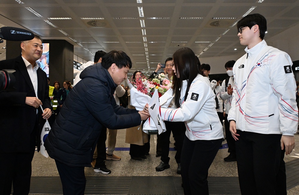 2026 밀라노-코르티나담페초 동계 올림픽에 출전하는 대한민국 선수단 본진이 31일(한국시간) 이탈리아 밀라노에 도착해 기념촬영을 진행했다. 사진 대한체육회