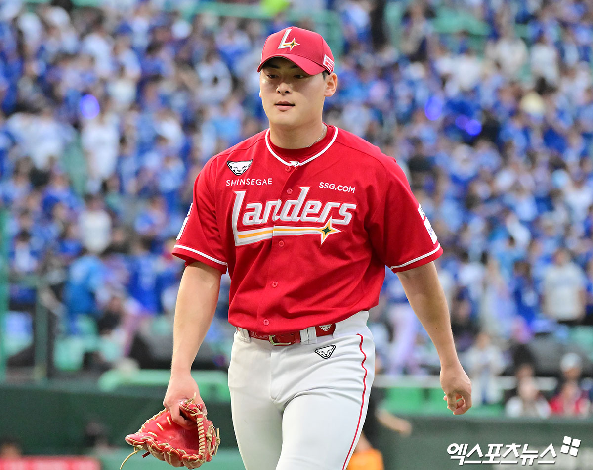 SSG 랜더스가 2026시즌 연봉 계약을 마쳤다. 지난해 주전 포수로 자리 잡은 조형우가 가장 높은 인상률(212.5%)을, 필승조 이로운이 최고 인상액(1억 2600만원)을 기록했다. 더불어 SSG 구단은 '2026시즌 종료 후 FA 자격을 얻는 최지훈과 다년계약을 지속적으로 논의해 나갈 예정'이라고 밝혔다. 엑스포츠뉴스 DB