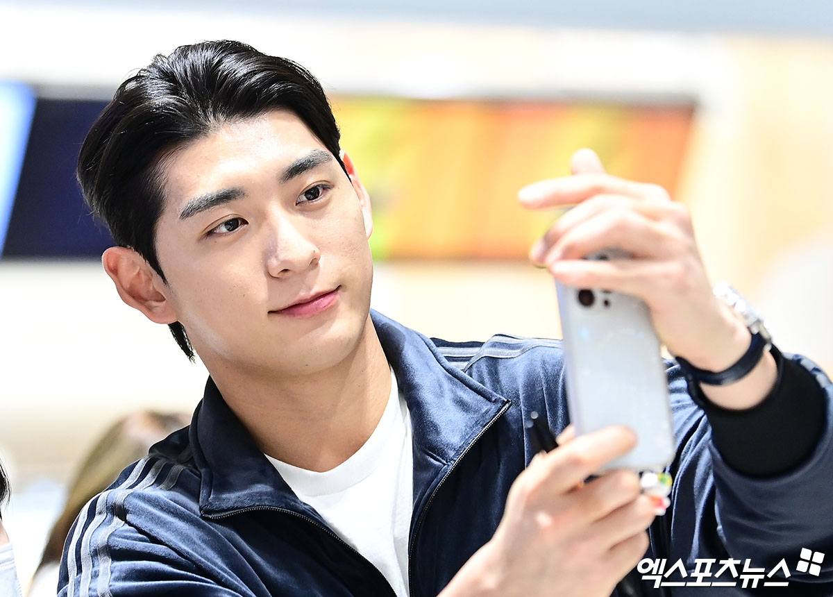 버스터 포지 샌프란시스코 자이언츠 사장이 2026시즌 이정후의 우익수 이동을 공식적으로 인정했다. 메이저리그(MLB) 공식 홈페이지 MLB닷컴은 31일 '샌프란시스코 포지 사장은 새로 영입한 중견수 해리슨 베이더를 기용하기 위해 이정후를 코너 외야로 옮길 계획이라고 밝혔다'고 했다. 샌프란시스코는 최근 외야수 베이더와 2년 2050만 달러(약 296억원) 규모 계약을 체결했다. 베이더 영입 소식이 전해짐에 따라 이정후의 2026시즌 포지션 변경 가능성도 함께 언급했다. 그리고 이날 포지 사장이 이정후의 이름을 직접 언급하면서 수비 포지션 이동이 사실상 공식화됐다. 엑스포츠뉴스DB