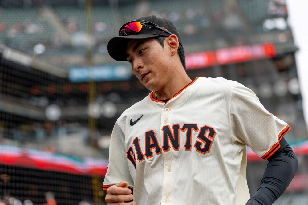 버스터 포지 샌프란시스코 자이언츠 사장이 2026시즌 이정후의 우익수 이동을 공식적으로 인정했다. 메이저리그(MLB) 공식 홈페이지 MLB닷컴은 31일 '샌프란시스코 포지 사장은 새로 영입한 중견수 해리슨 베이더를 기용하기 위해 이정후를 코너 외야로 옮길 계획이라고 밝혔다'고 했다. 샌프란시스코는 최근 외야수 베이더와 2년 2050만 달러(약 296억원) 규모 계약을 체결했다. 베이더 영입 소식이 전해짐에 따라 이정후의 2026시즌 포지션 변경 가능성도 함께 언급했다. 그리고 이날 포지 사장이 이정후의 이름을 직접 언급하면서 수비 포지션 이동이 사실상 공식화됐다. 연합뉴스