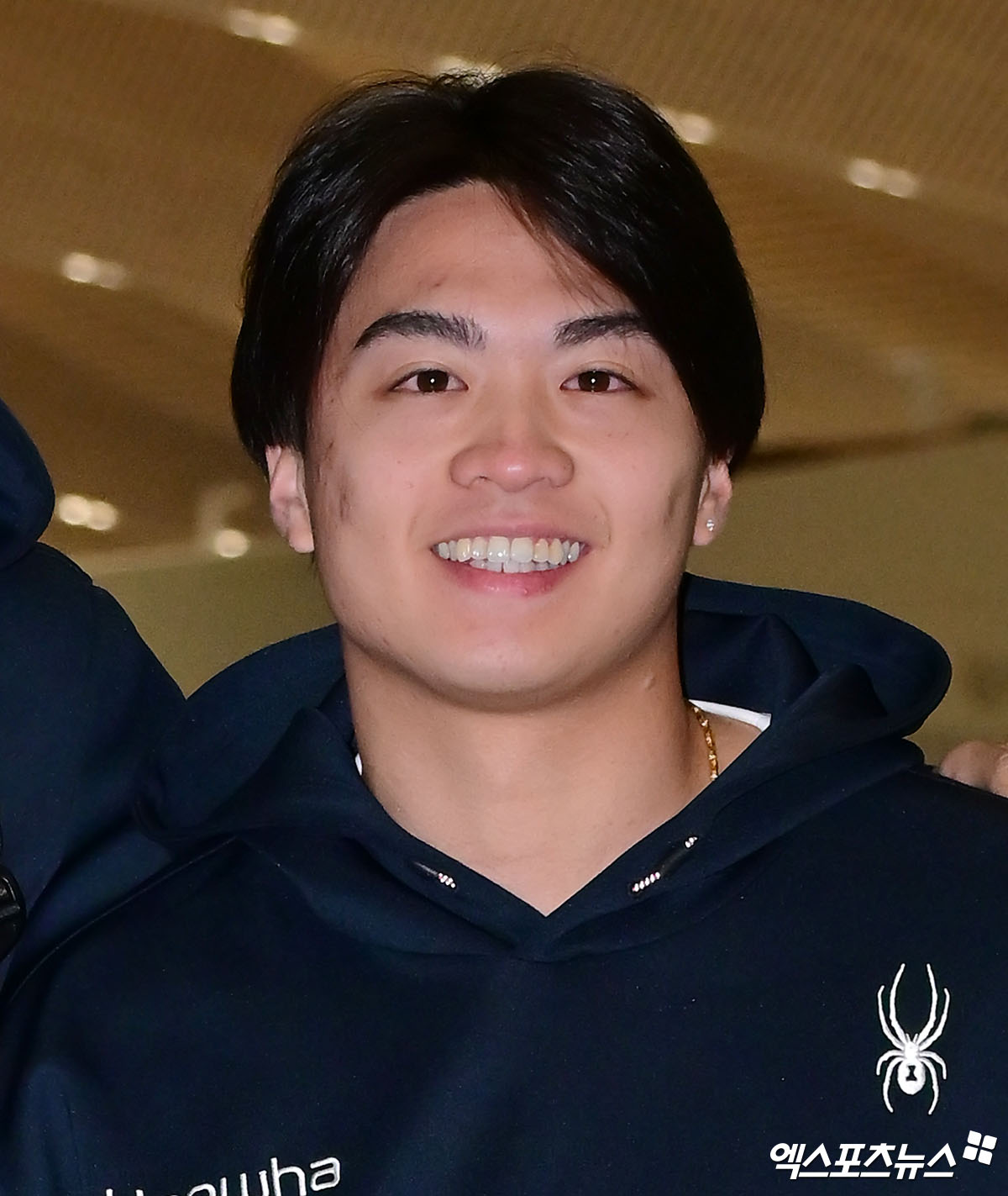 2026시즌 스프링캠프 훈련에 나서는 한화 이글스 선수단이 지난 23일 오전 인천국제공항을 통해 호주 멜버른으로 출국했다. 출국장으로 향하는 한화 왕옌청. 엑스포츠뉴스 DB