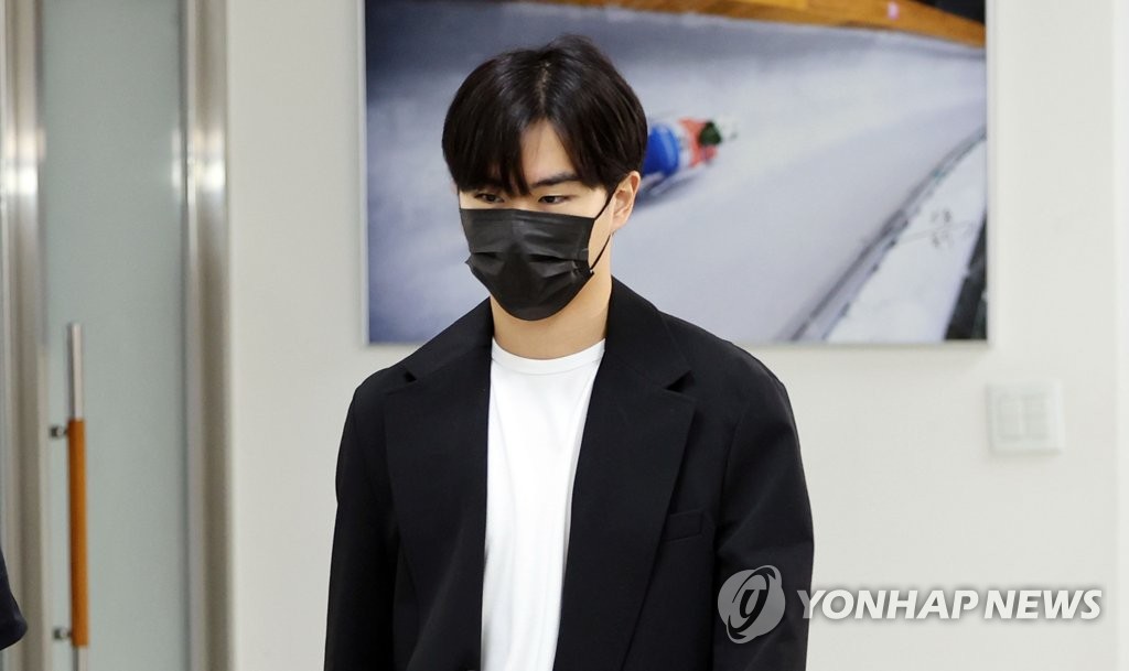 음주운전으로 태극마크를 내려놓은 2022 베이징 동계올림픽 스피드스케이팅 남자 1500m 동메달리스트 김민석이 헝가리 국기를 달고 2026 밀라노·코르티나 동계올림픽 출전을 확정하면서, 책임과 기회 사이를 둘러싼 논쟁이 거세지고 있다. 김민석은 2024년 7월 헝가리 국적을 취득한 뒤 국제빙상경기연맹(ISU) 등록 국적을 한국에서 헝가리로로 변경했고, 주종목인 1000m와 1500m 출전권을 확보했다. 연합뉴스